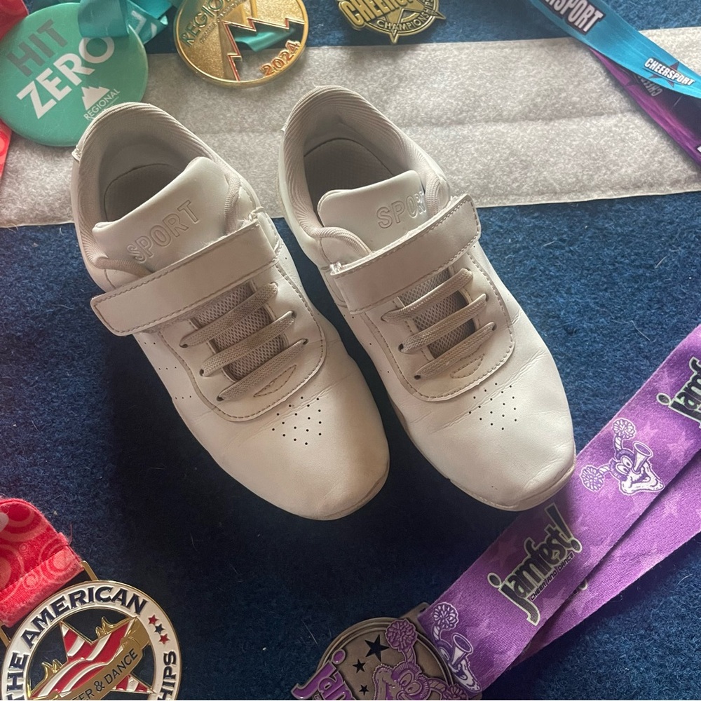 Youth cheer shoes